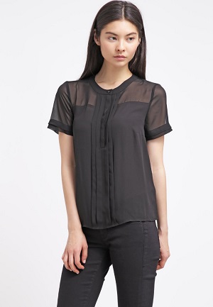 Sort bluse lidt gennemsigtig kort