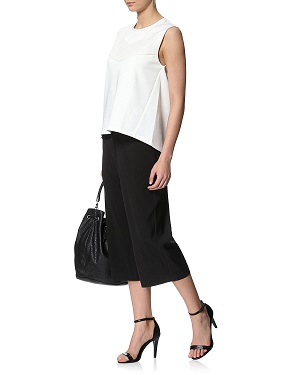 Hvidt og sort outfit til sommeren for kvinder