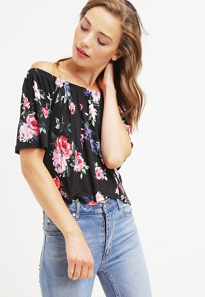 Fed t-shirt til kvinder med blomster