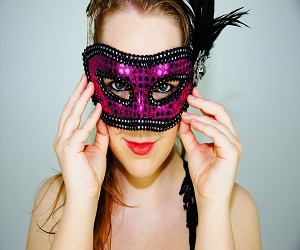 billede-af-kvinde-med-maske-til-mode